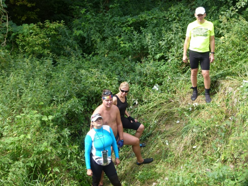 Uczestnicy spływu Mroga Extreme płyną dziką rzeką