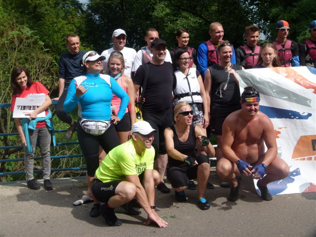 Uczestnicy spływu Mroga Extreme płyną dziką rzeką