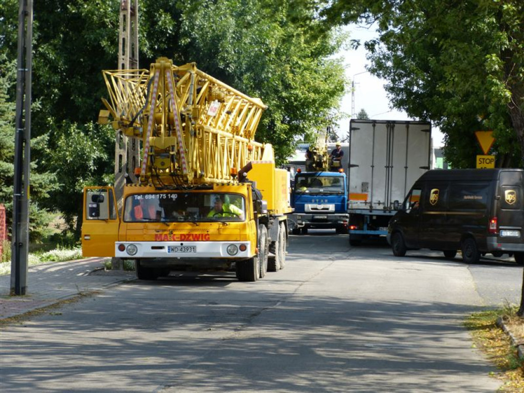 Zniszczony słup i utrudnienia w ruchu w Łowiczu