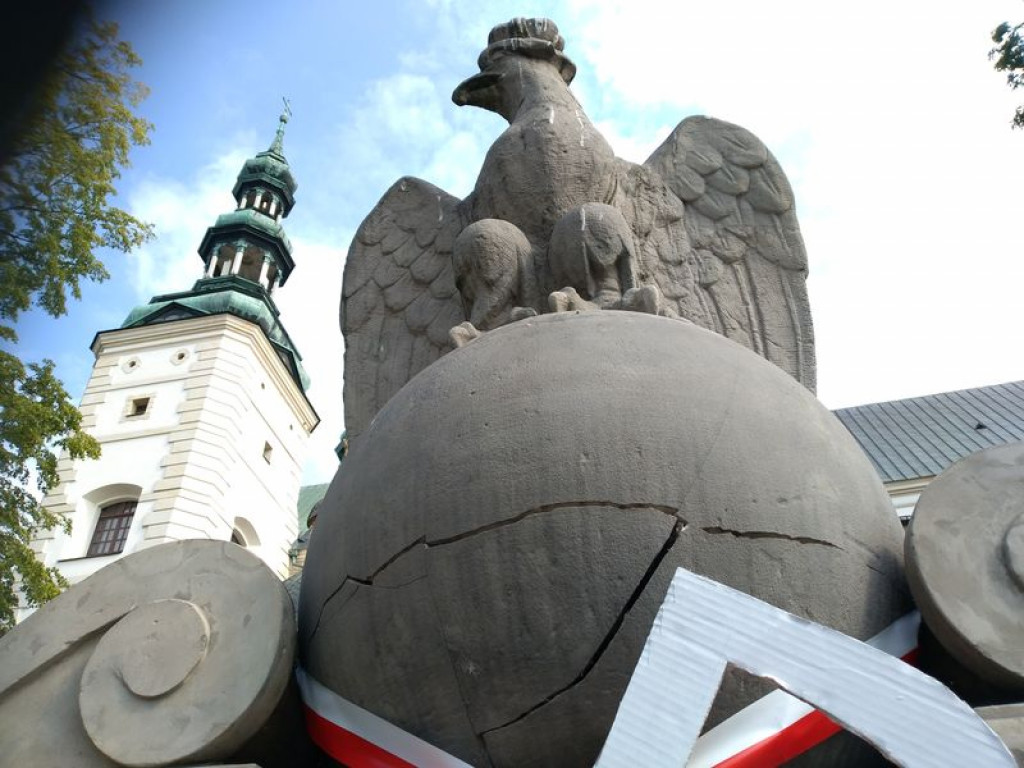 Pęknięcie na pomniku Synów Ziemi Łowickiej