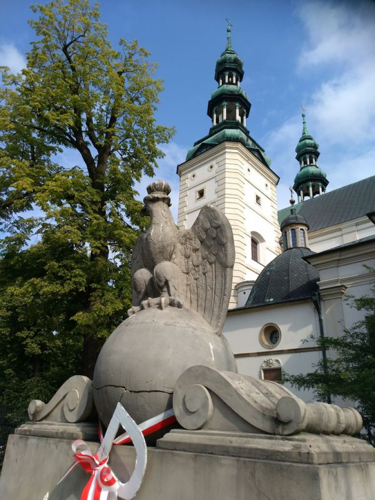 Pęknięcie na pomniku Synów Ziemi Łowickiej