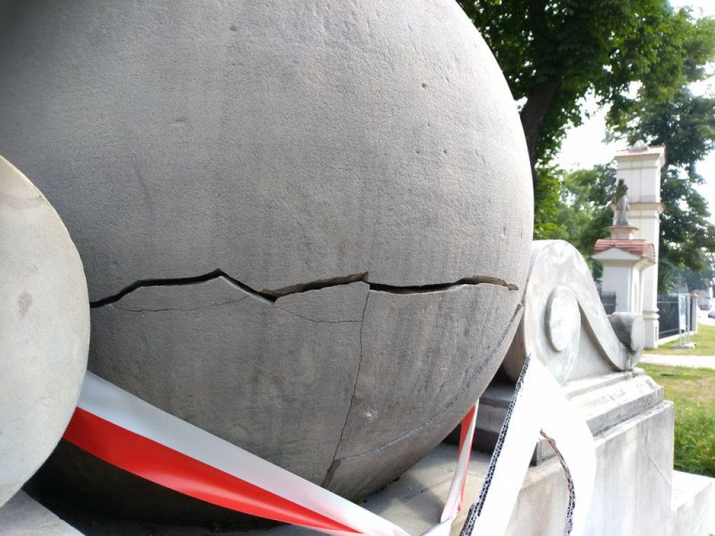 Pęknięcie na pomniku Synów Ziemi Łowickiej