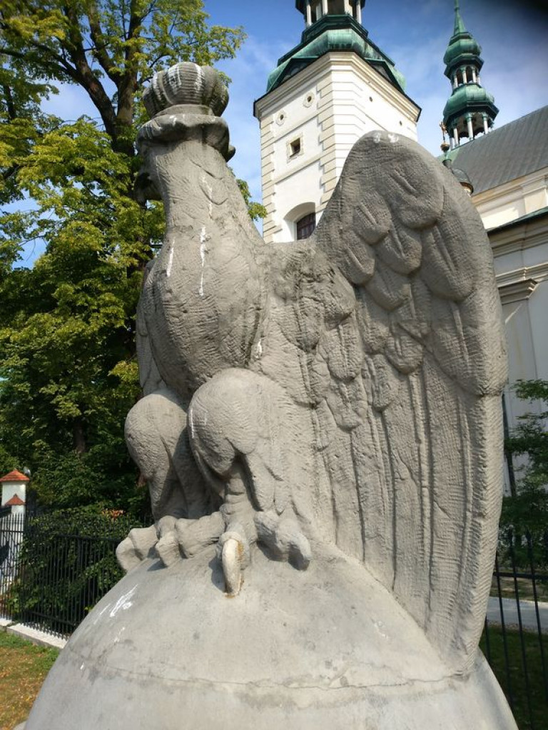 Pęknięcie na pomniku Synów Ziemi Łowickiej