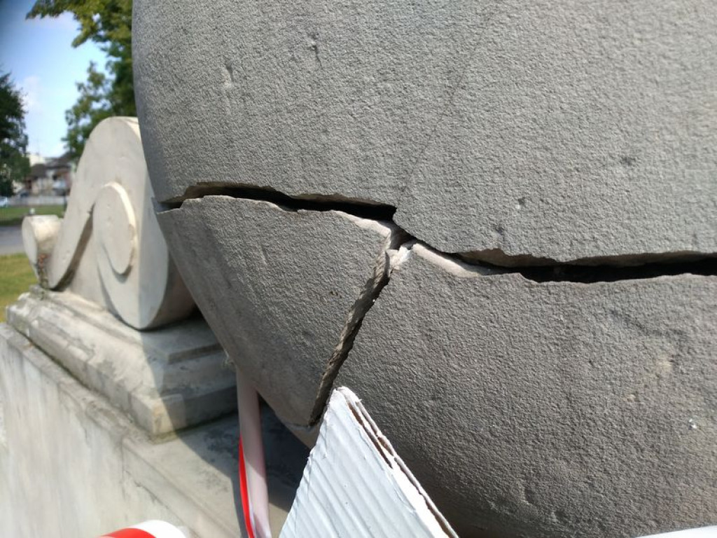 Pęknięcie na pomniku Synów Ziemi Łowickiej
