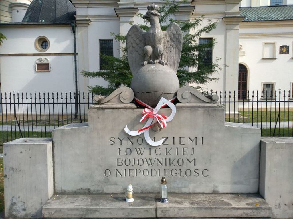 Pęknięcie na pomniku Synów Ziemi Łowickiej