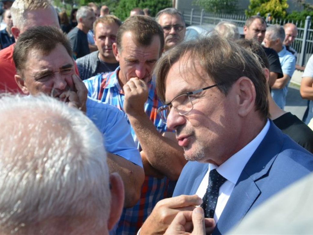 Wojewoda przyjechał do Przemysłowa rozmawiać o ASF, w poniedziałek spotkanie w Mastkach