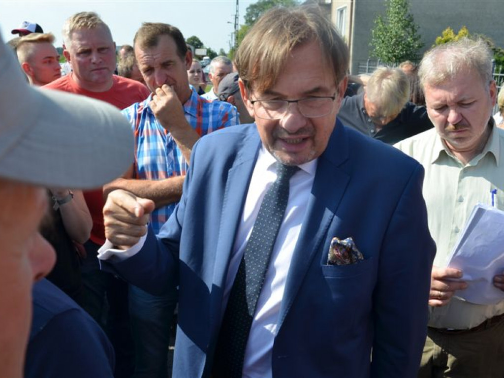 Wojewoda przyjechał do Przemysłowa rozmawiać o ASF, w poniedziałek spotkanie w Mastkach