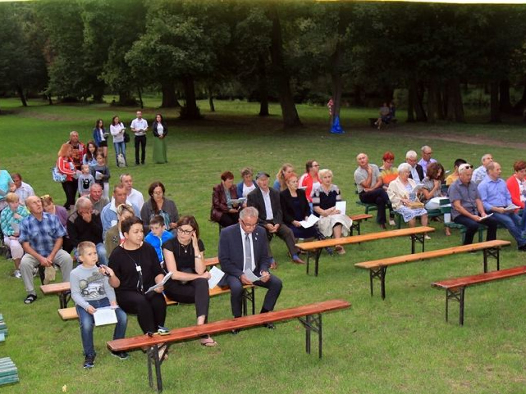 Zaproszenie na wspólne, patriotyczne śpiewanie w parku