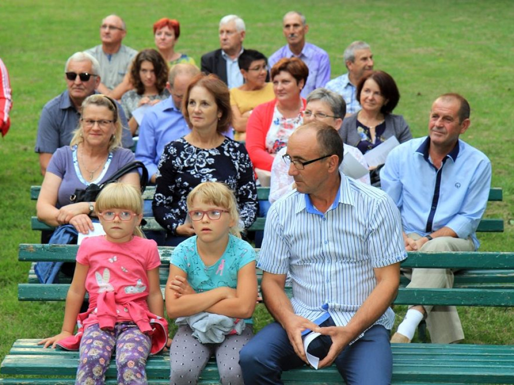 Zaproszenie na wspólne, patriotyczne śpiewanie w parku