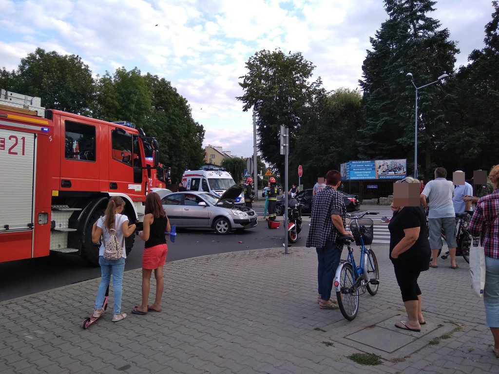 Samochód i skuter zderzyły się na Ułańskiej