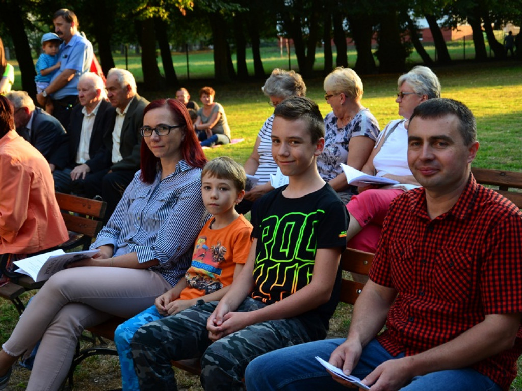 Patriotyczne śpiewanie w parku w Kiernozi