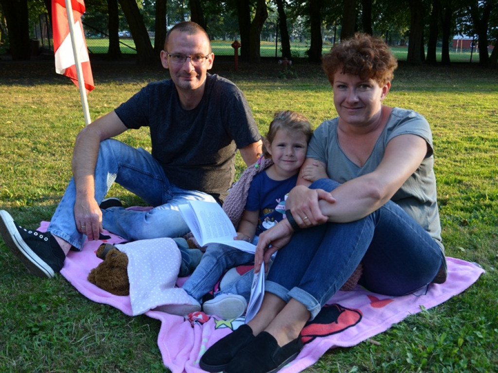 Patriotyczne śpiewanie w parku w Kiernozi