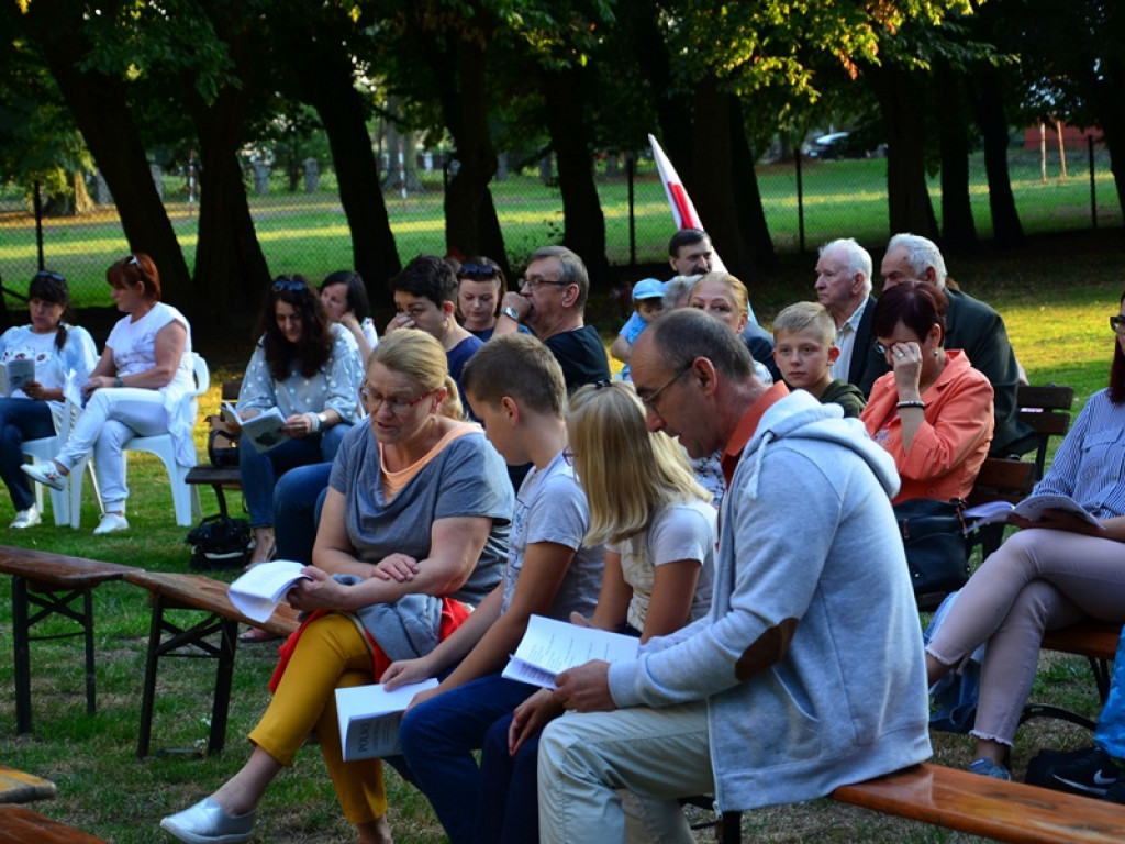 Patriotyczne śpiewanie w parku w Kiernozi