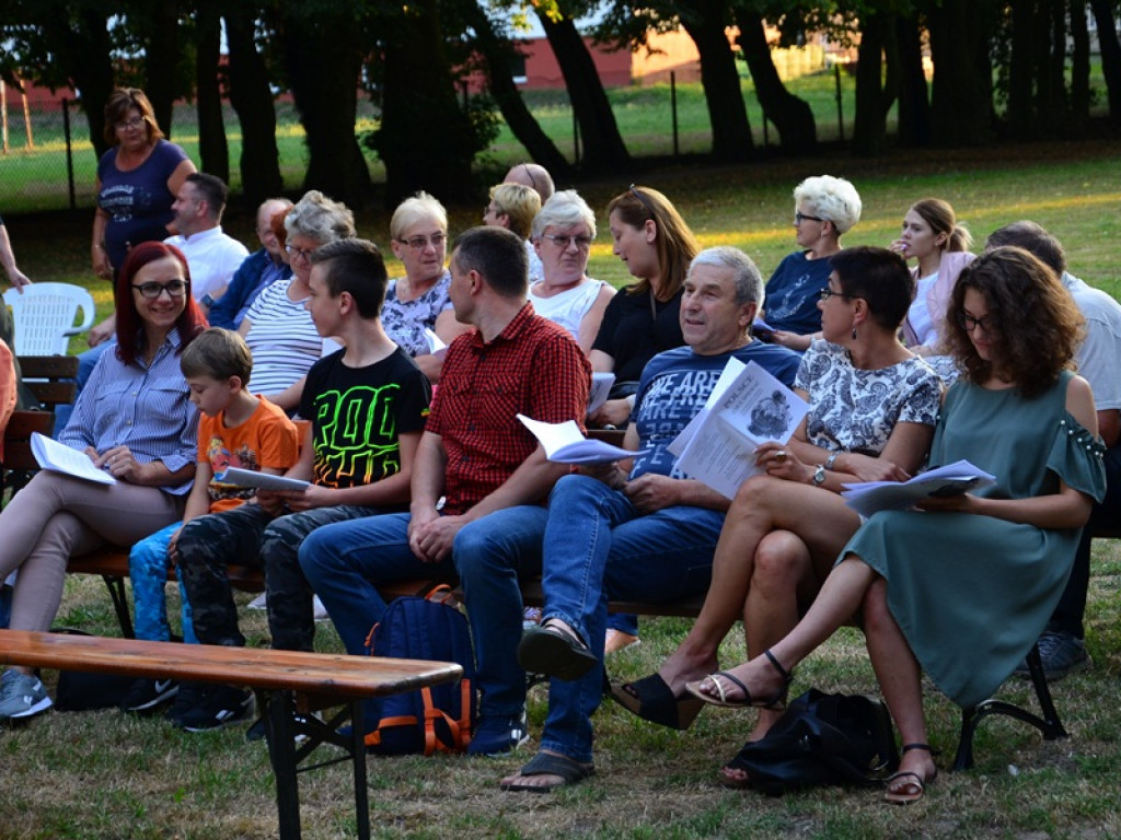 Patriotyczne śpiewanie w parku w Kiernozi