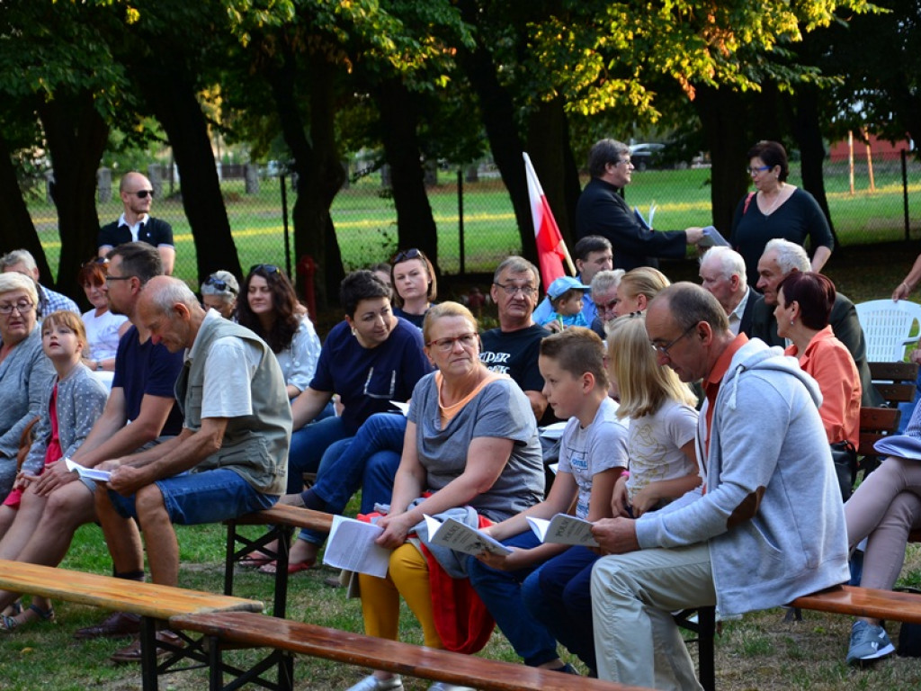 Patriotyczne śpiewanie w parku w Kiernozi