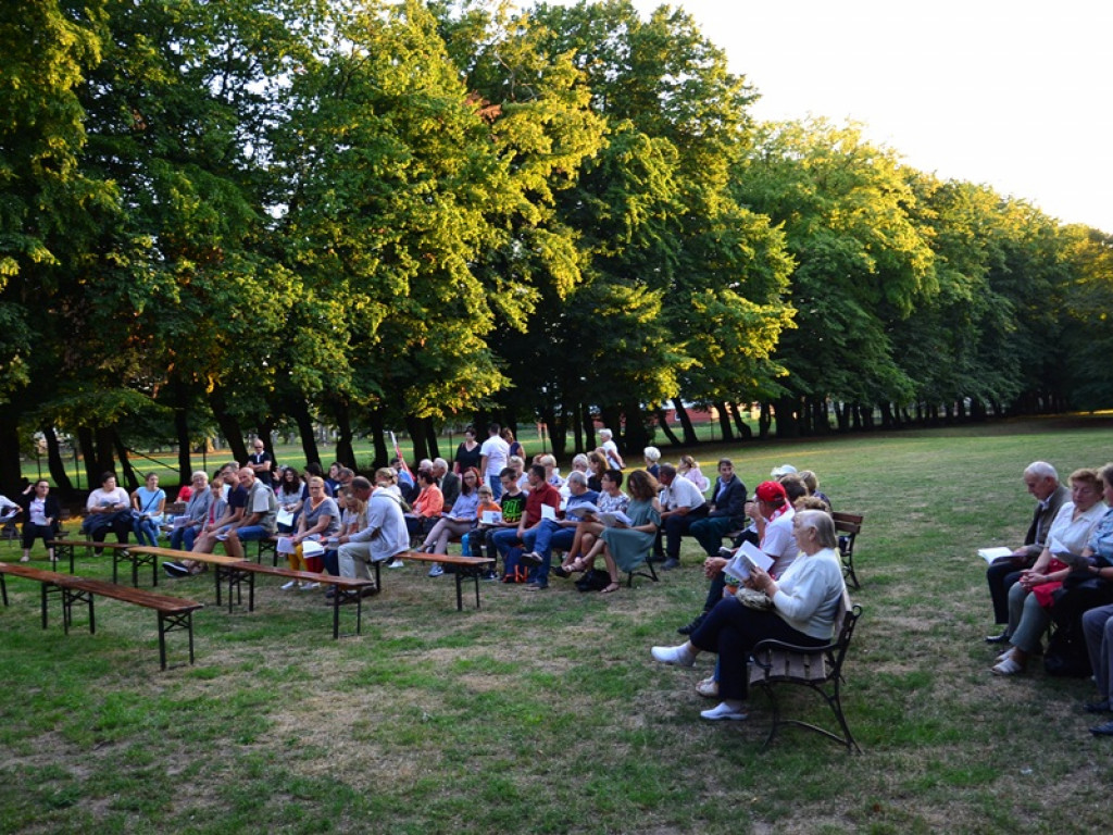 Patriotyczne śpiewanie w parku w Kiernozi