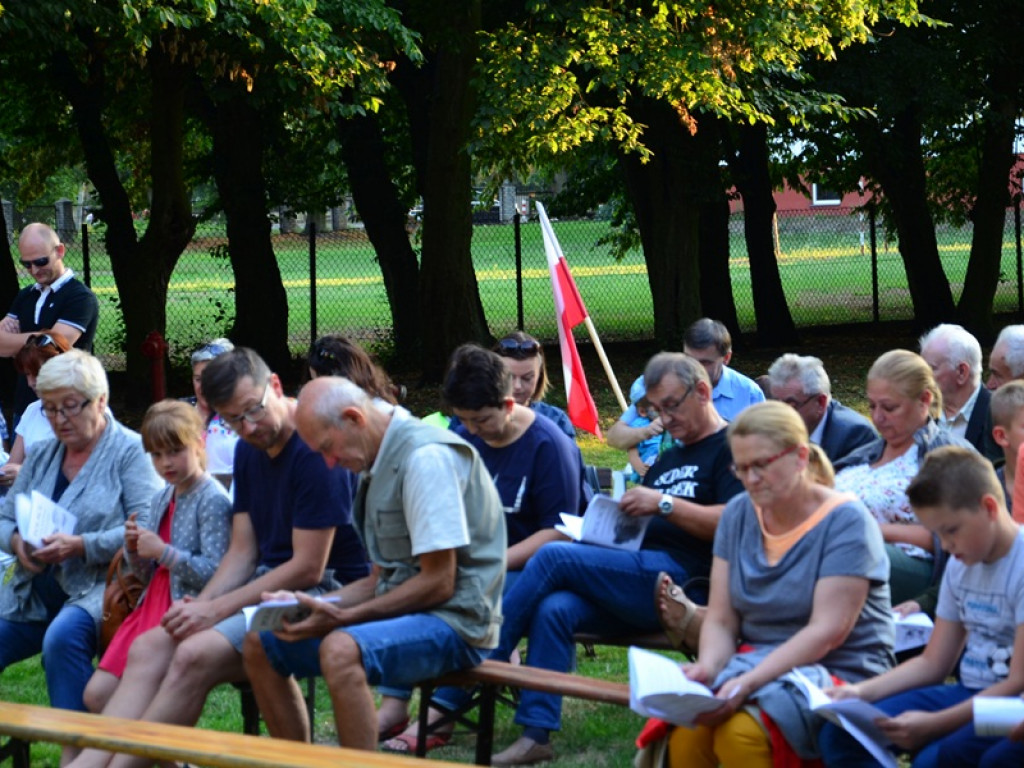 Patriotyczne śpiewanie w parku w Kiernozi