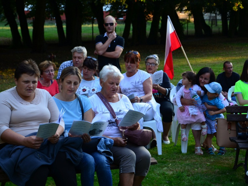 Patriotyczne śpiewanie w parku w Kiernozi