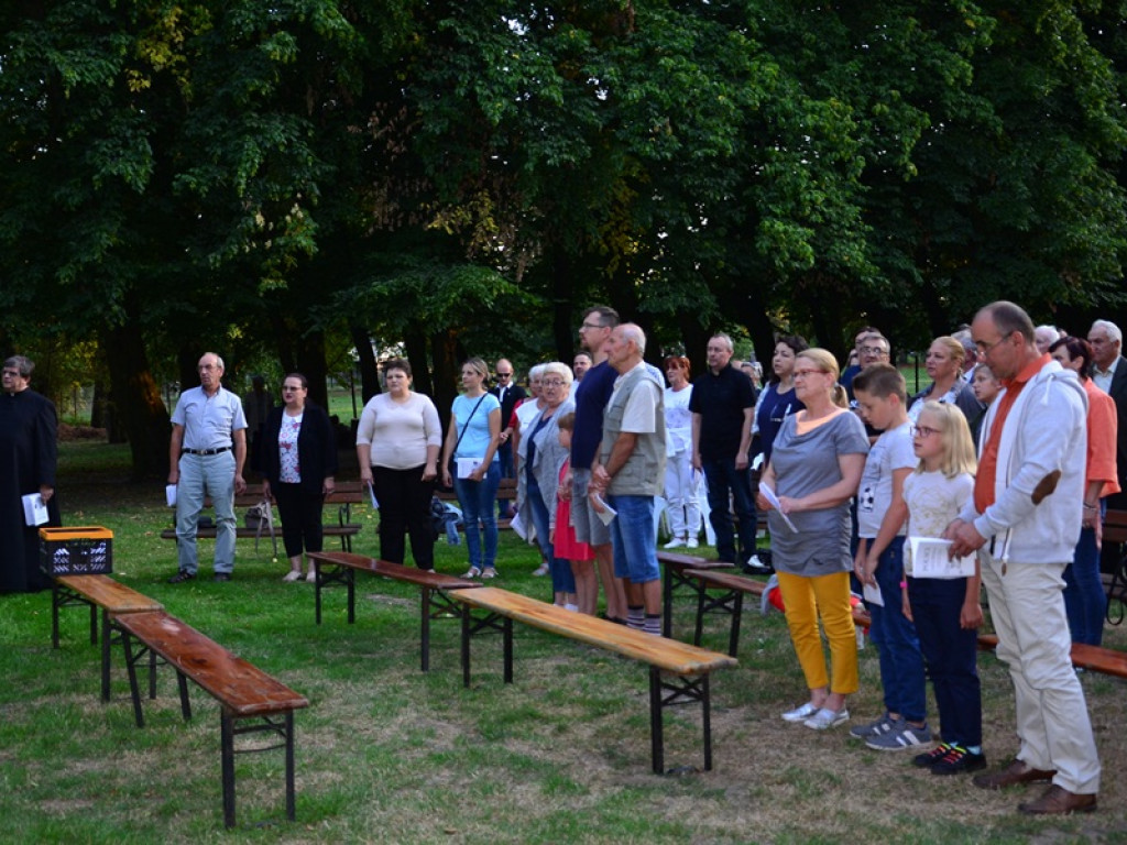 Patriotyczne śpiewanie w parku w Kiernozi