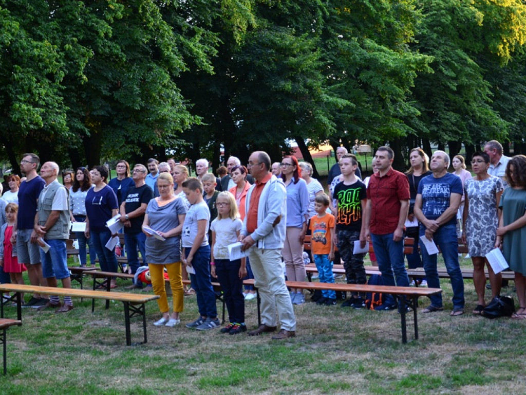 Patriotyczne śpiewanie w parku w Kiernozi