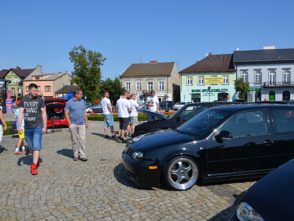 Zlot aut tuningowanych trwa na Nowym Rynku