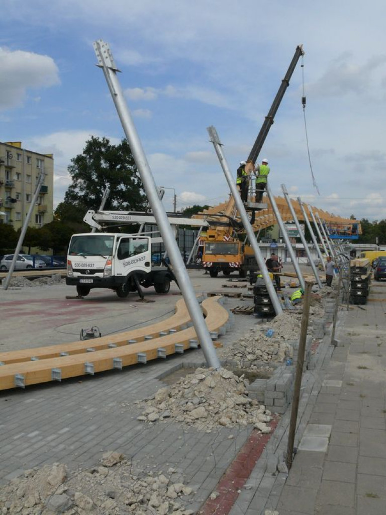 Widać już kształt wiaty na targowisku