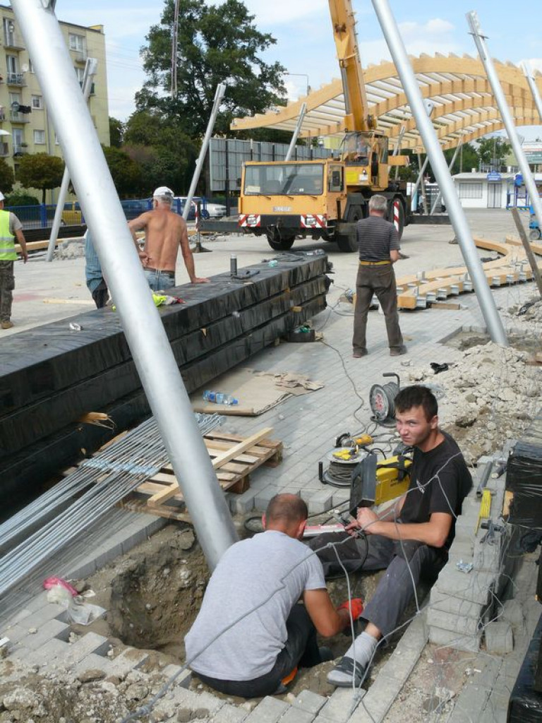 Widać już kształt wiaty na targowisku