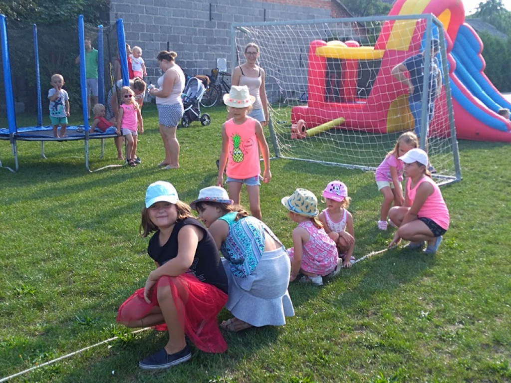 Słodkości i konkursy z nagrodami na pikniku w Sierzchowie