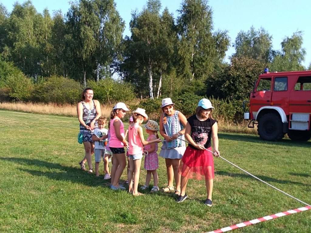 Słodkości i konkursy z nagrodami na pikniku w Sierzchowie