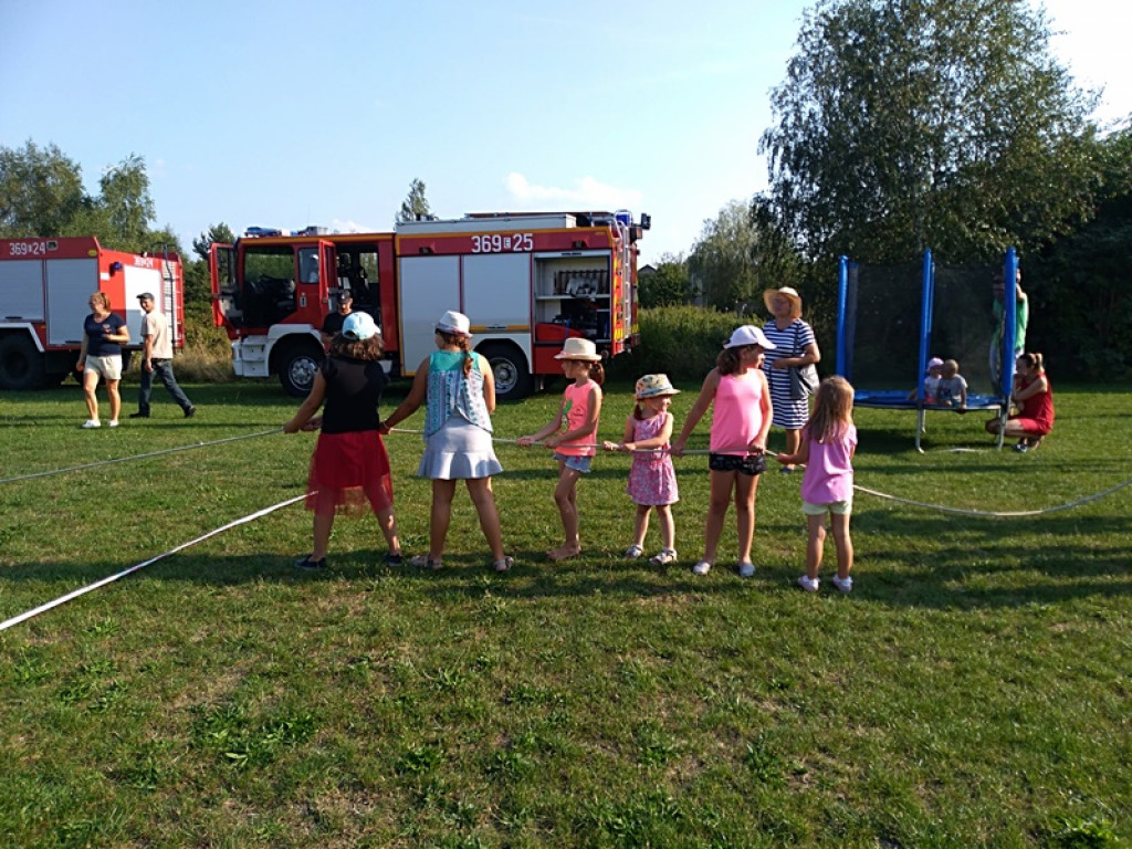 Słodkości i konkursy z nagrodami na pikniku w Sierzchowie