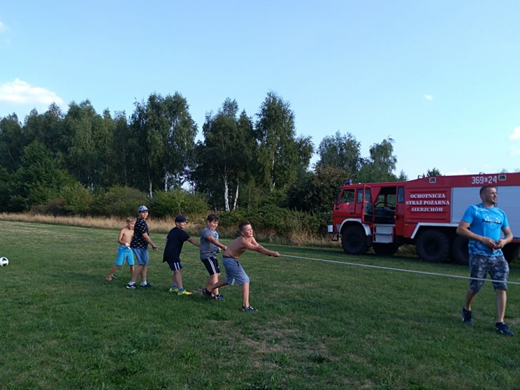 Słodkości i konkursy z nagrodami na pikniku w Sierzchowie