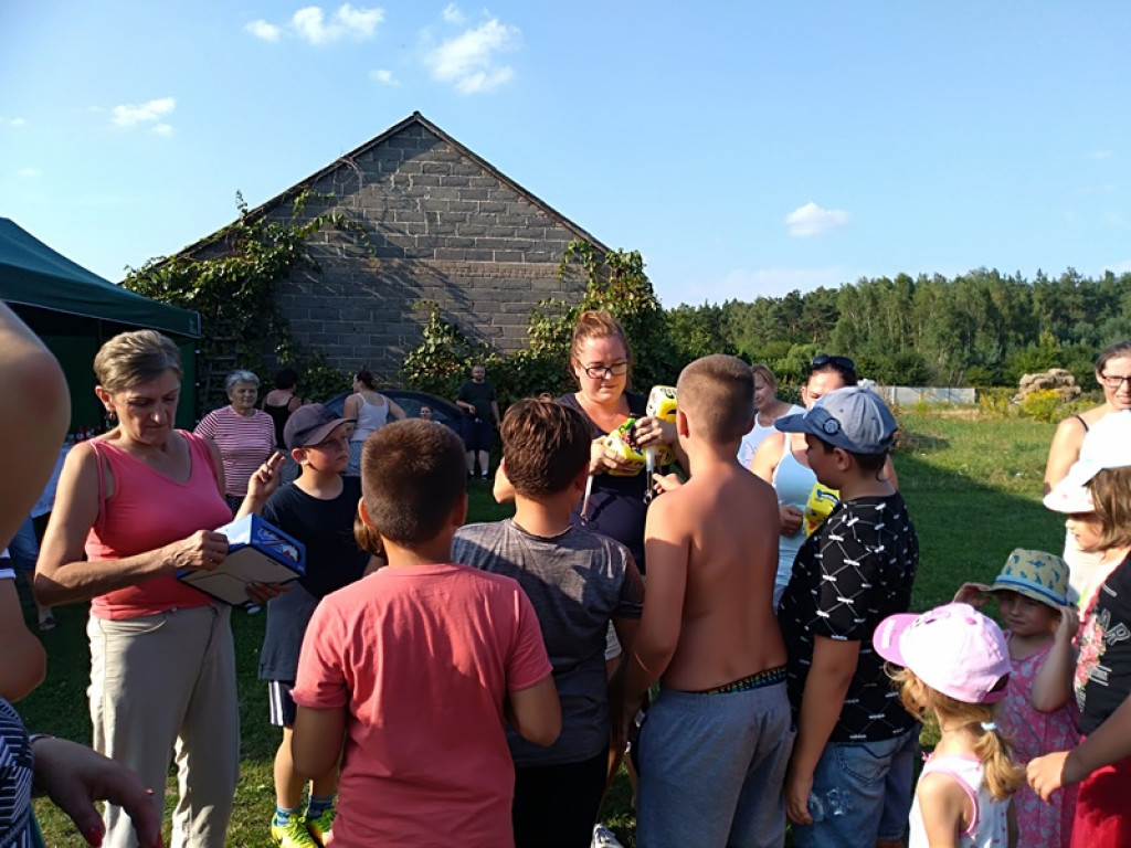 Słodkości i konkursy z nagrodami na pikniku w Sierzchowie