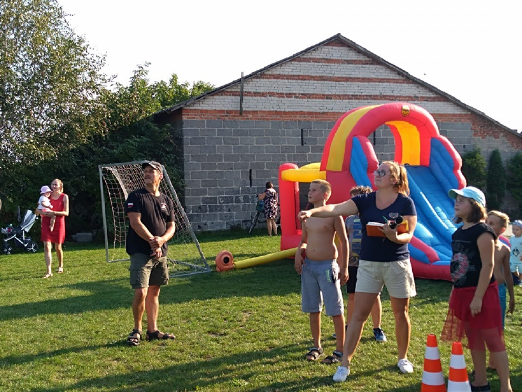 Słodkości i konkursy z nagrodami na pikniku w Sierzchowie