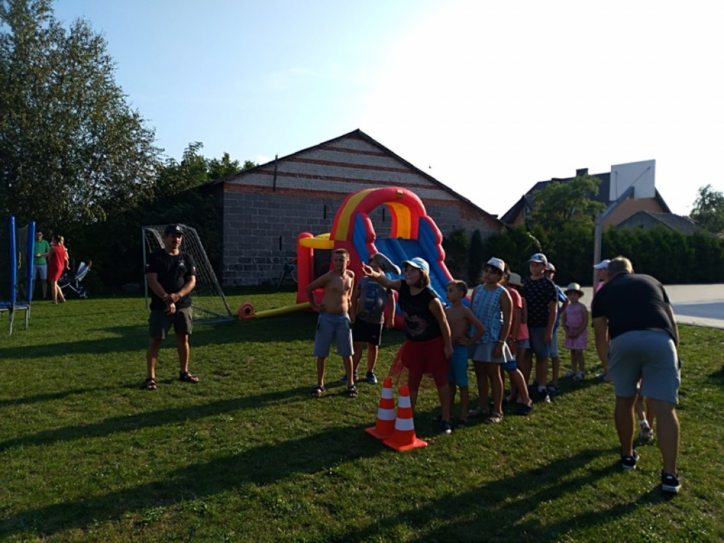 Słodkości i konkursy z nagrodami na pikniku w Sierzchowie