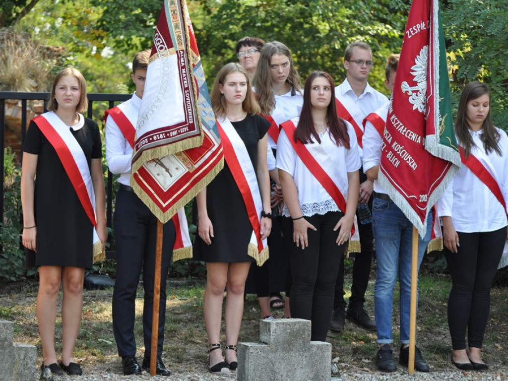 Uroczystości patriotyczne na cmentarzu przy ul. Listopadowej [zdjęcia]