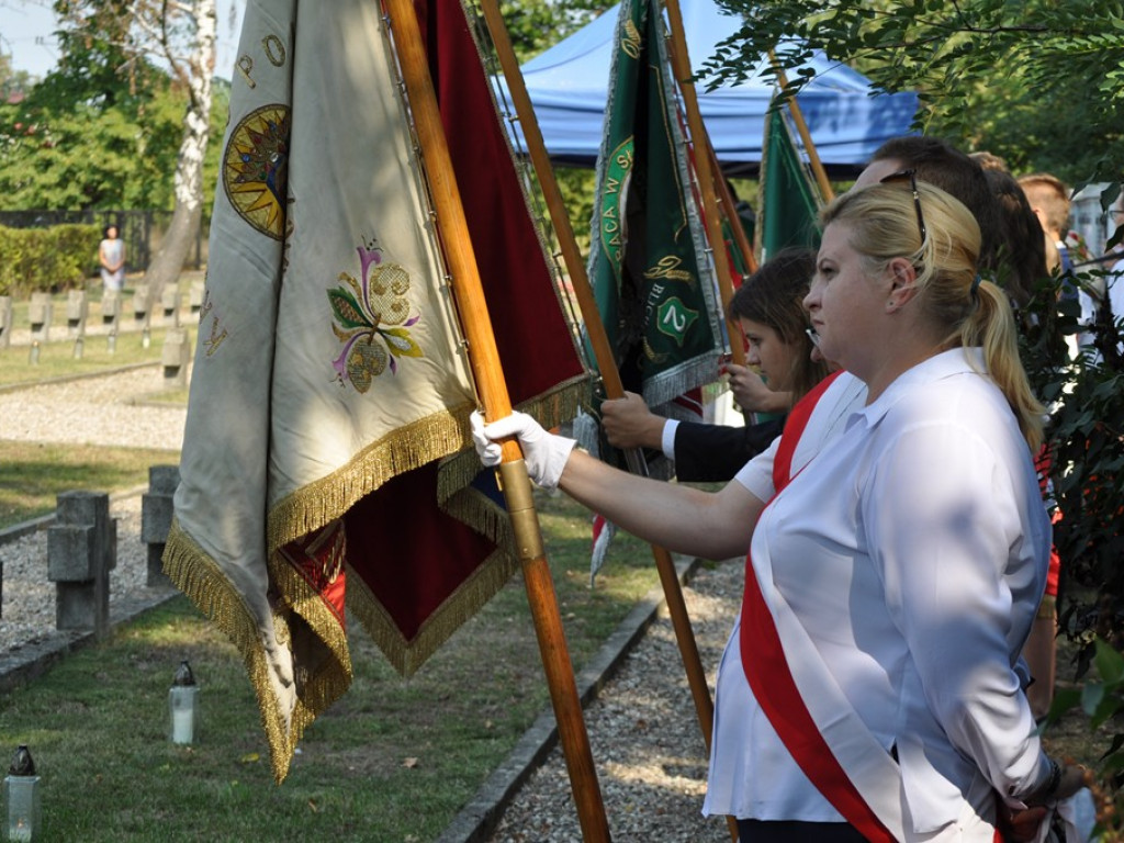 Uroczystości patriotyczne na cmentarzu przy ul. Listopadowej [zdjęcia]