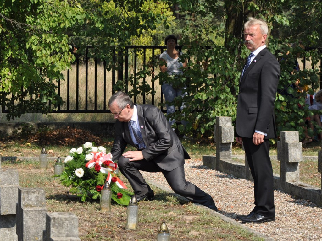 Uroczystości patriotyczne na cmentarzu przy ul. Listopadowej [zdjęcia]