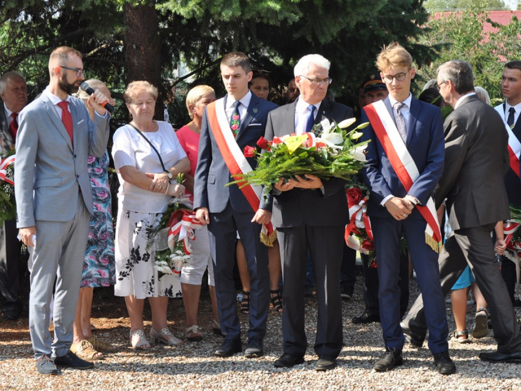Uroczystości patriotyczne na cmentarzu przy ul. Listopadowej [zdjęcia]