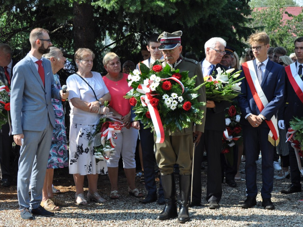 Uroczystości patriotyczne na cmentarzu przy ul. Listopadowej [zdjęcia]