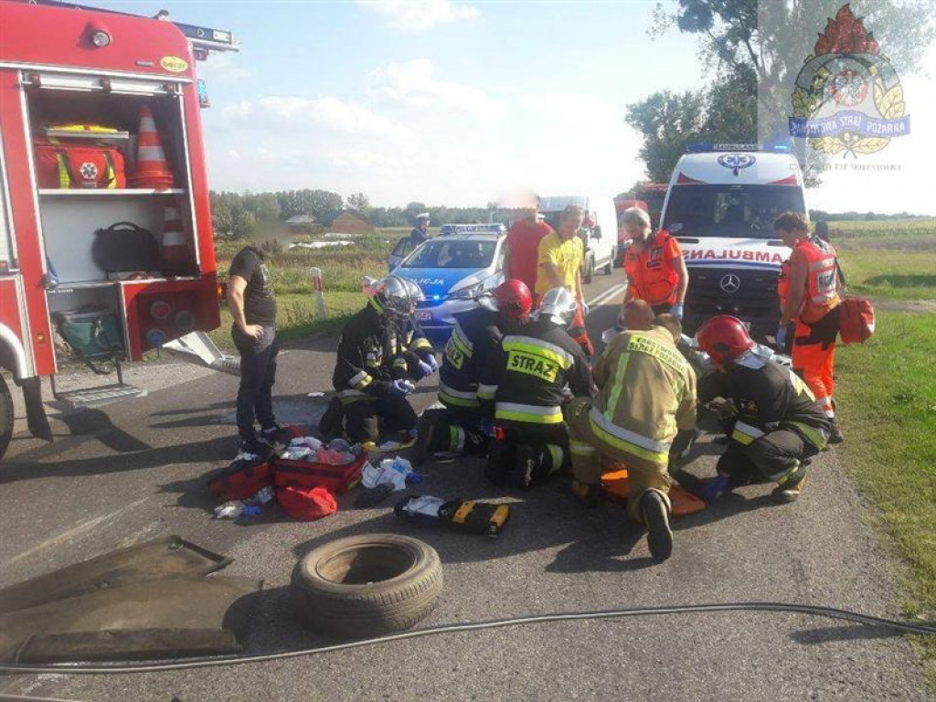W Ziąbkach samochód zderzył się ze szkolnym autobusem, dwie osoby ranne