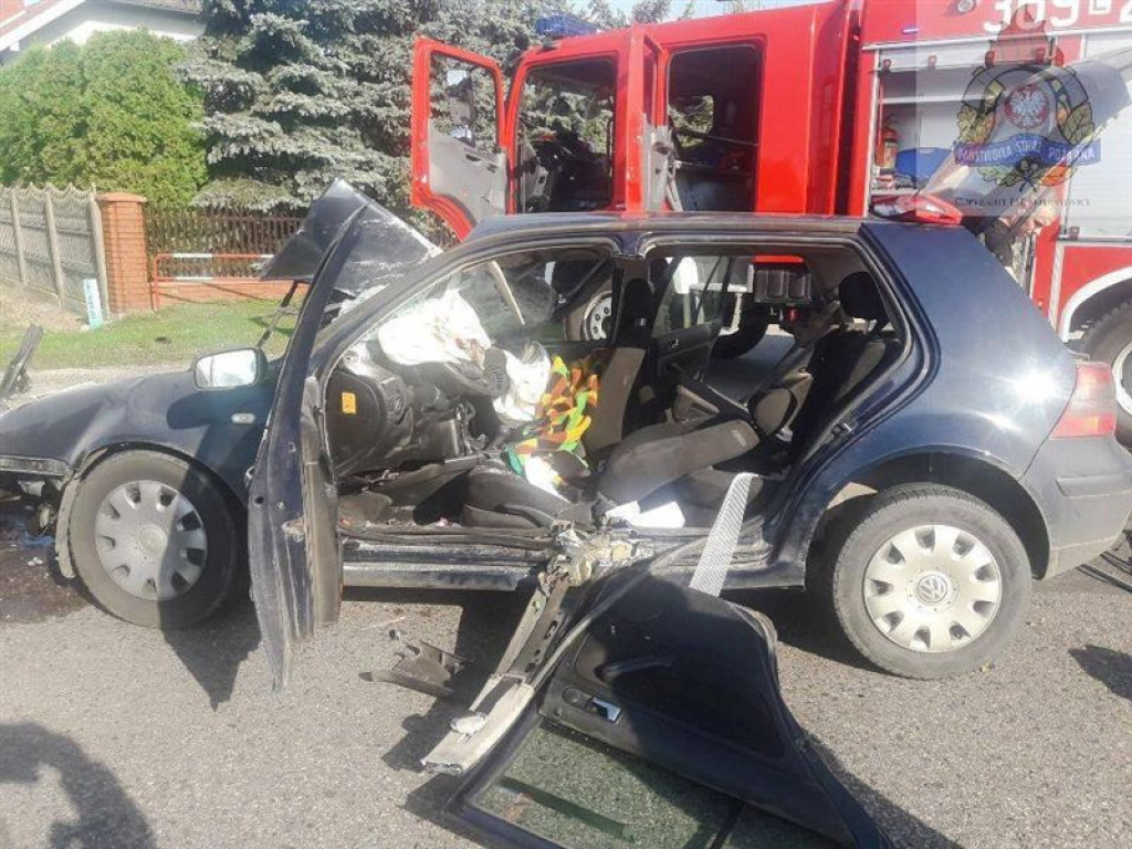 W Ziąbkach samochód zderzył się ze szkolnym autobusem, dwie osoby ranne