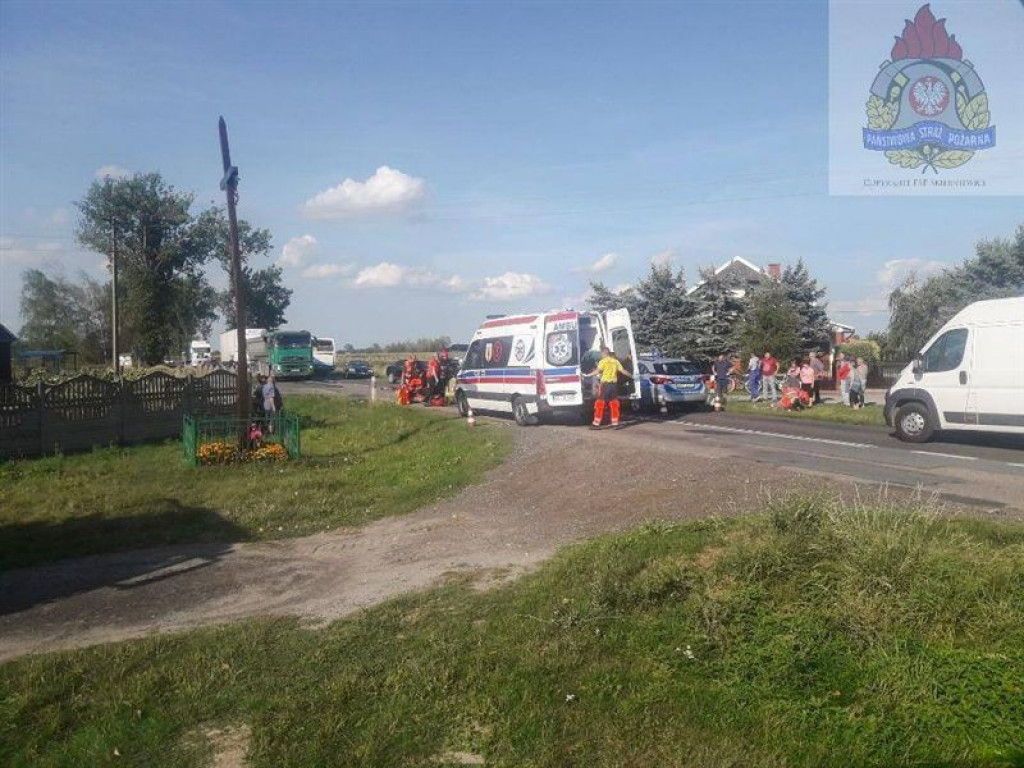 W Ziąbkach samochód zderzył się ze szkolnym autobusem, dwie osoby ranne
