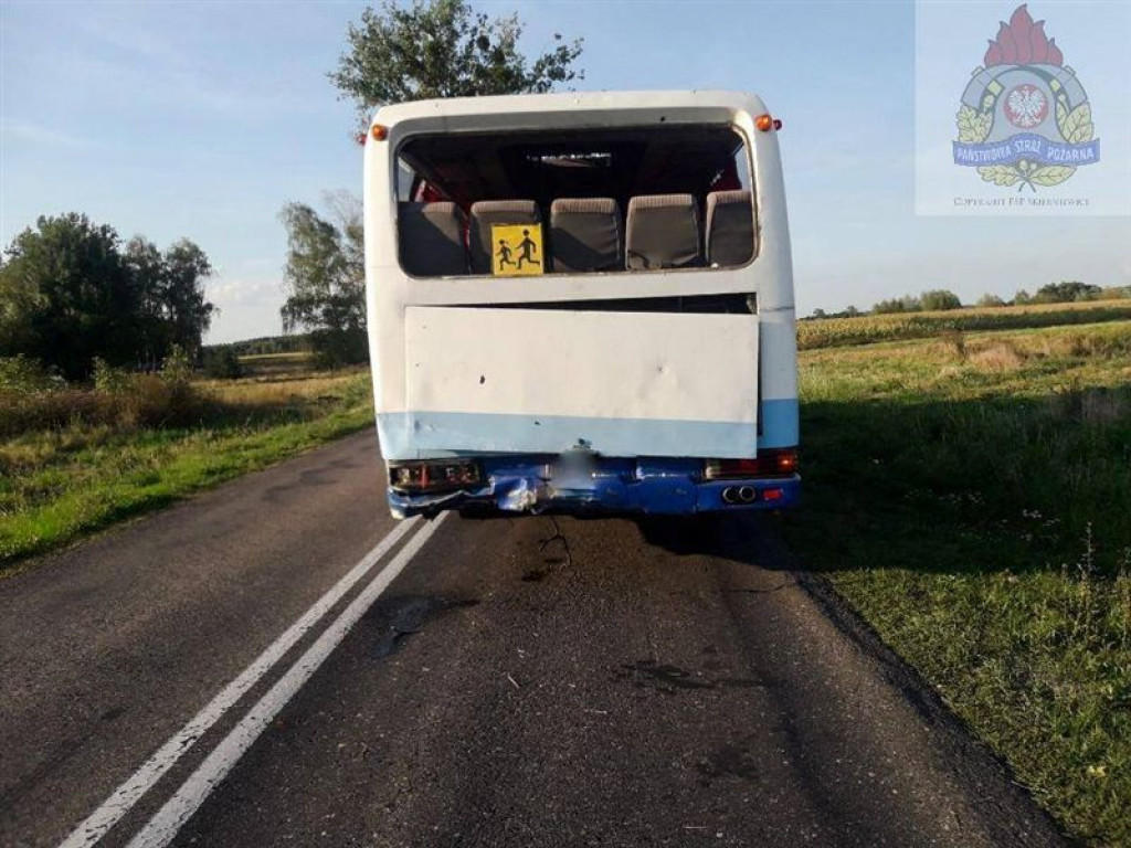 W Ziąbkach samochód zderzył się ze szkolnym autobusem, dwie osoby ranne