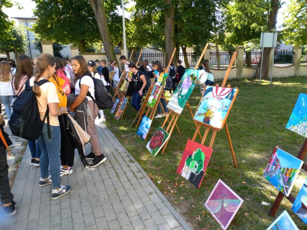 Głowno: plenerowa wystawa w ogrodzie ŚDS