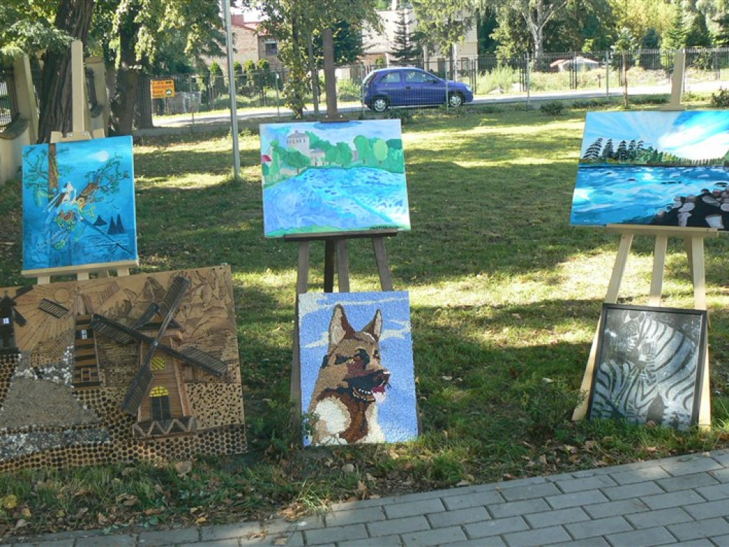 Głowno: plenerowa wystawa w ogrodzie ŚDS