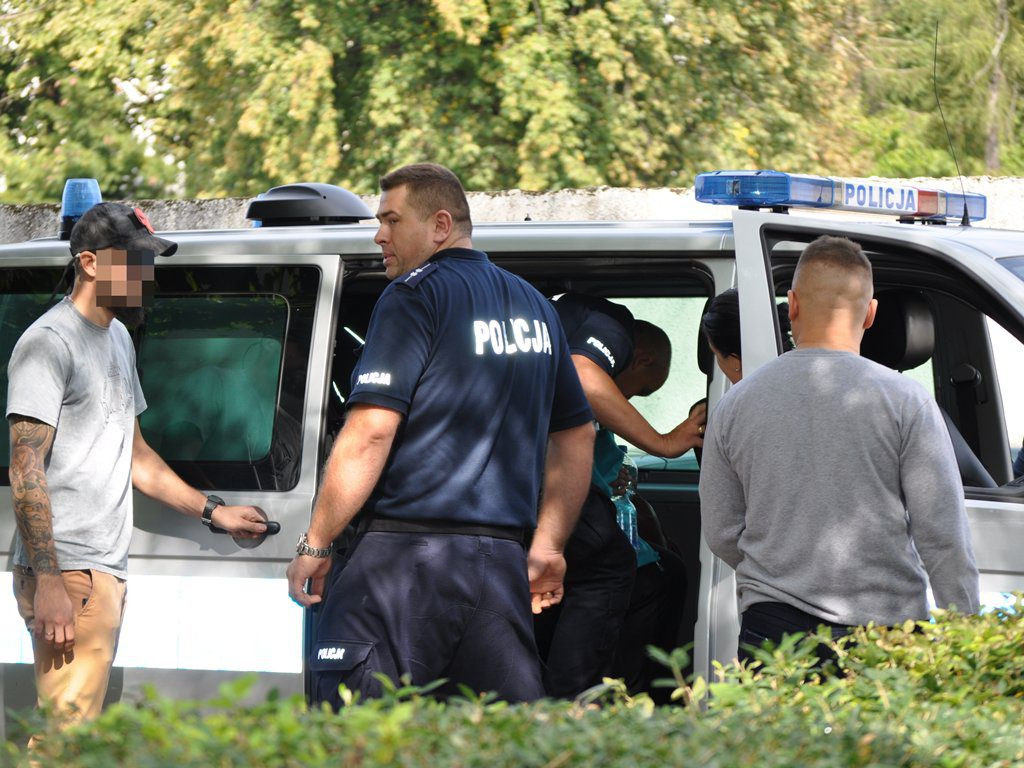 Kobieta bez prawa do opieki nad dzieckiem zamknęła się w mieszkaniu. Interweniowała policja - aktualizacja