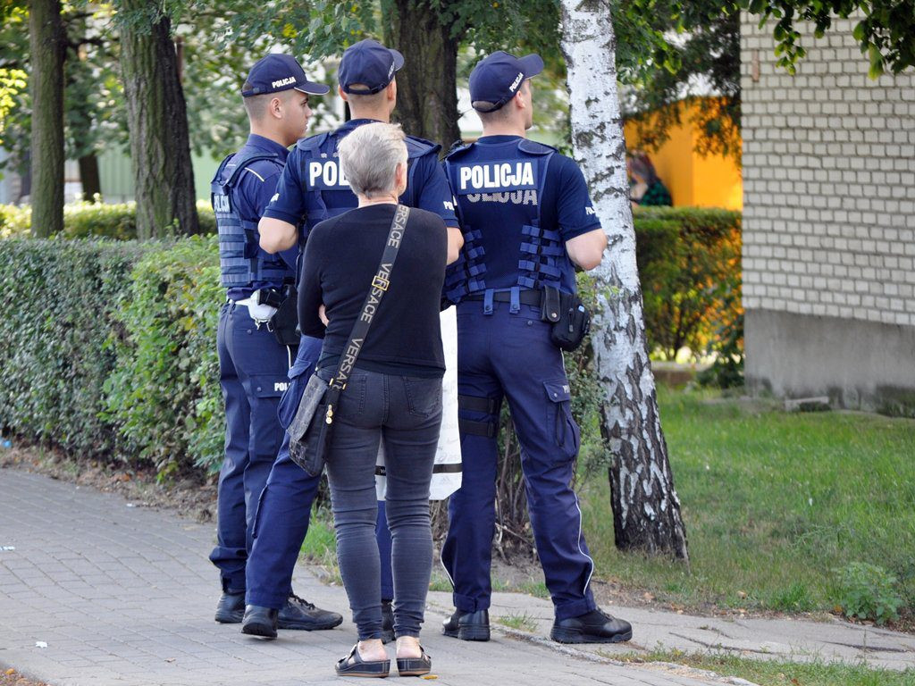 Kobieta bez prawa do opieki nad dzieckiem zamknęła się w mieszkaniu. Interweniowała policja - aktualizacja