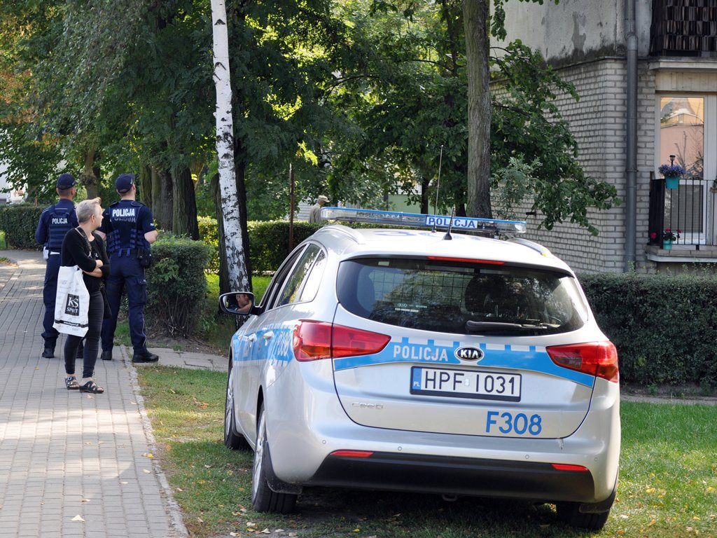 Kobieta bez prawa do opieki nad dzieckiem zamknęła się w mieszkaniu. Interweniowała policja - aktualizacja