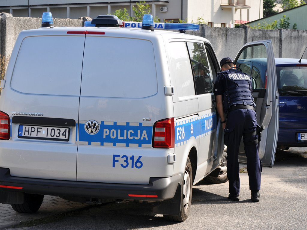 Kobieta bez prawa do opieki nad dzieckiem zamknęła się w mieszkaniu. Interweniowała policja - aktualizacja