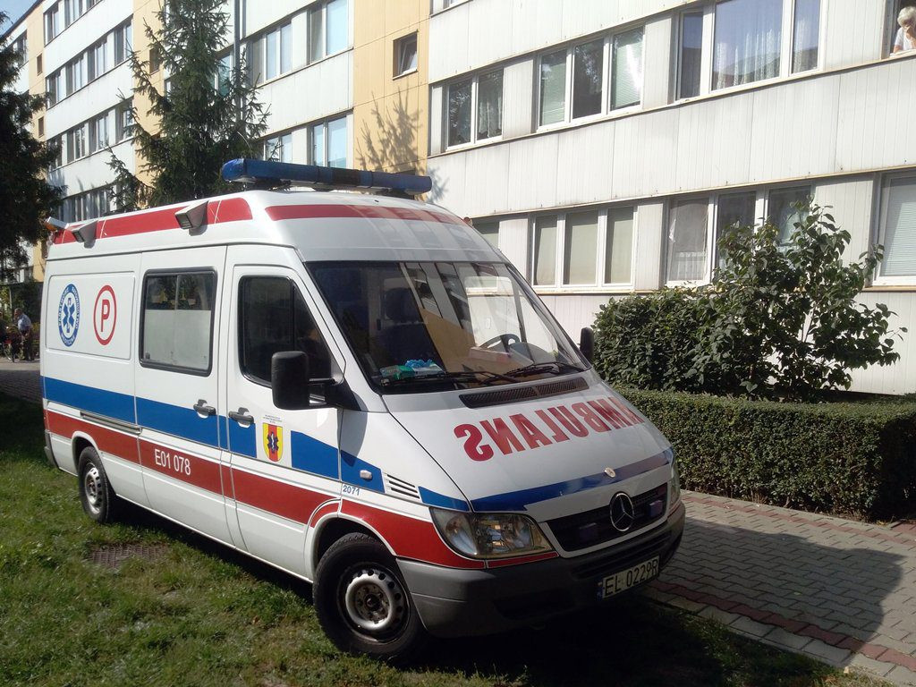 Kobieta bez prawa do opieki nad dzieckiem zamknęła się w mieszkaniu. Interweniowała policja - aktualizacja